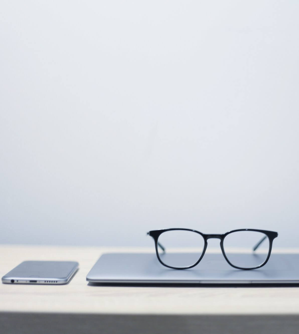 laptop-and-glasses-on-table