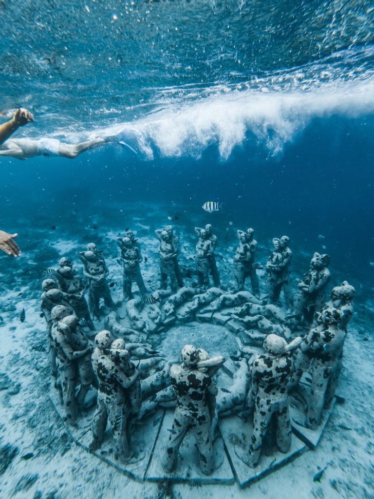 Gili Meno statues 