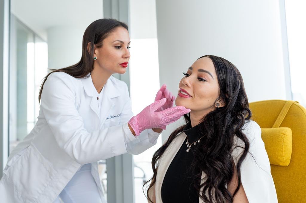 Iani Silveira injecting Isabella with dermal fillers for jawline sculpting